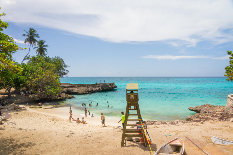 El renovado parque marino La Caleta incluye paisajismo, nuevos senderos peatonales y áreas de esparcimiento.