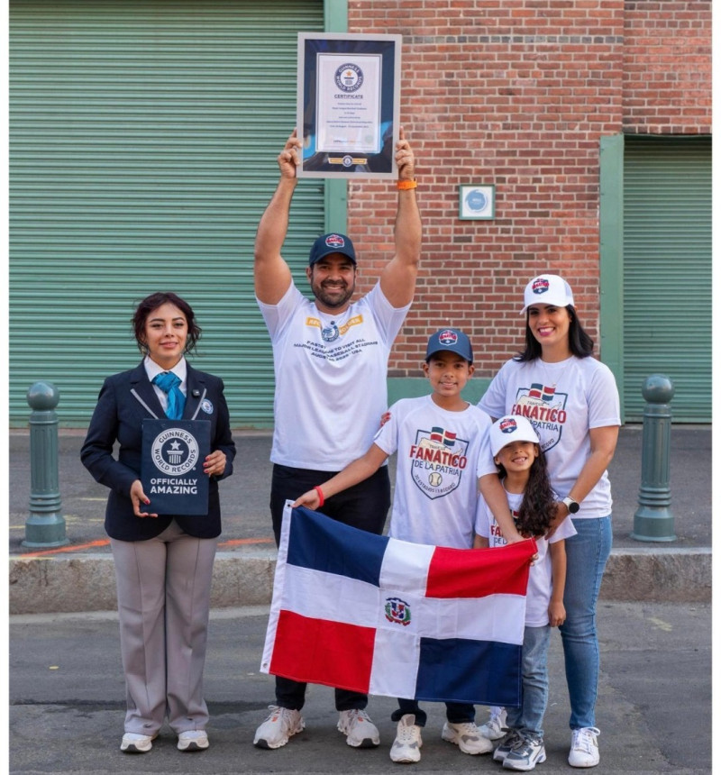 Jepssy Beltré posa con su certificado de Récord Guinness entregado por la representante que está a la izquierda, junto también a su esposa y sus hijos.