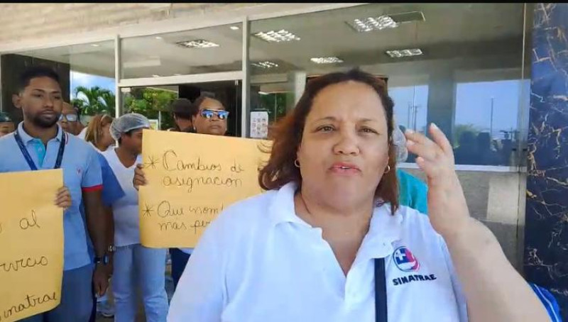 Personal de enfermería durante la protesta frente al hospital Ricardo Limardo de Puerto Plata.