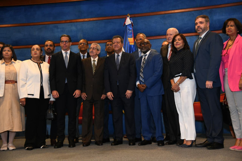 Presidente Leonel Fernández y representates del Consejo Económico y Social (CES)