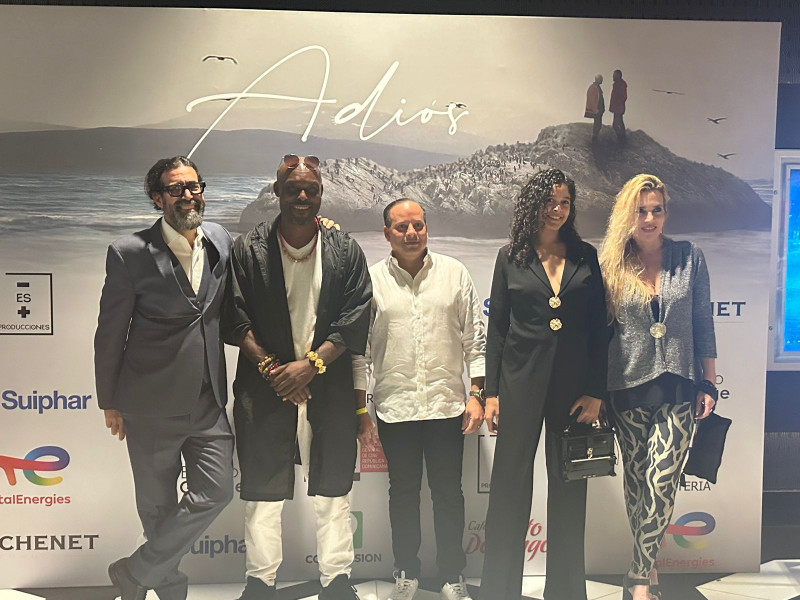 Elenco y productores de la película "Adiós" durante la gala premier.