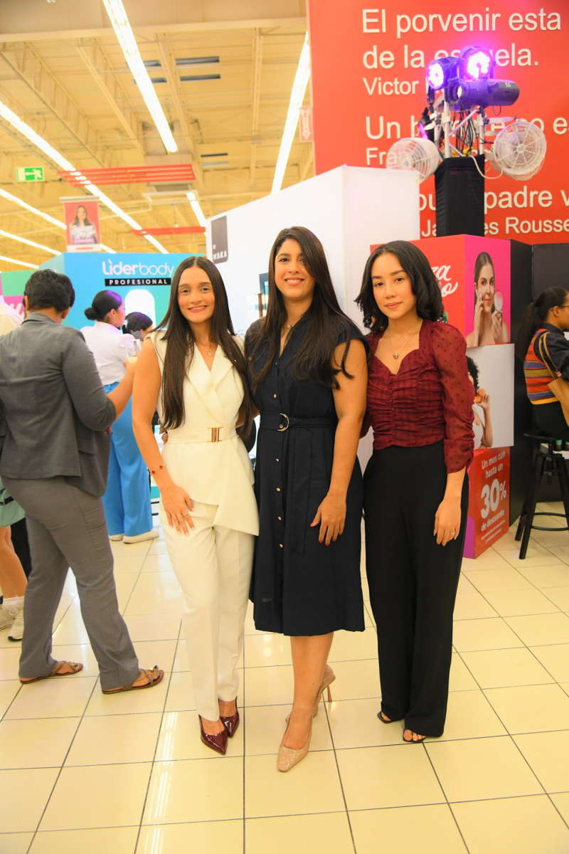 Karla Rasuk, Margie Morel y Winifer Encarnación.