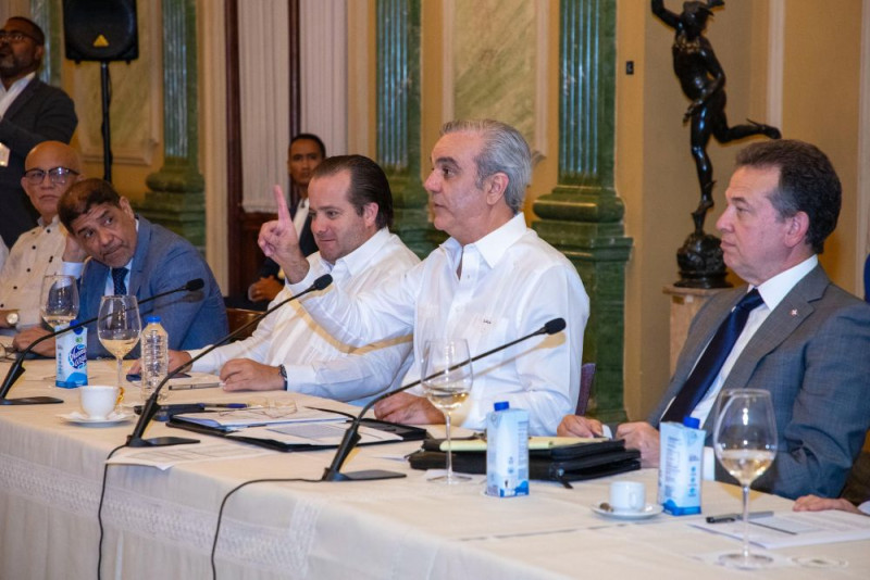 Abinader se reúne con empresarios y productores; pasa balance sobre ...