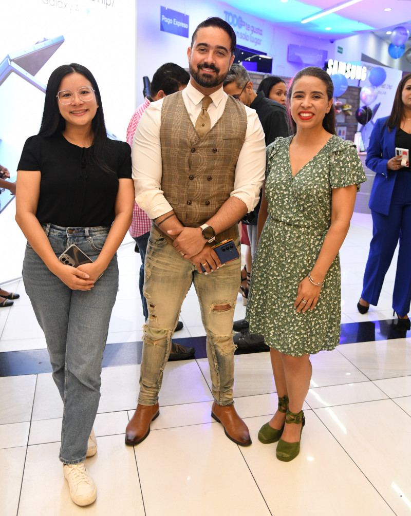 Gah Yi Fung, Juan Medina y Lillian Acosta.