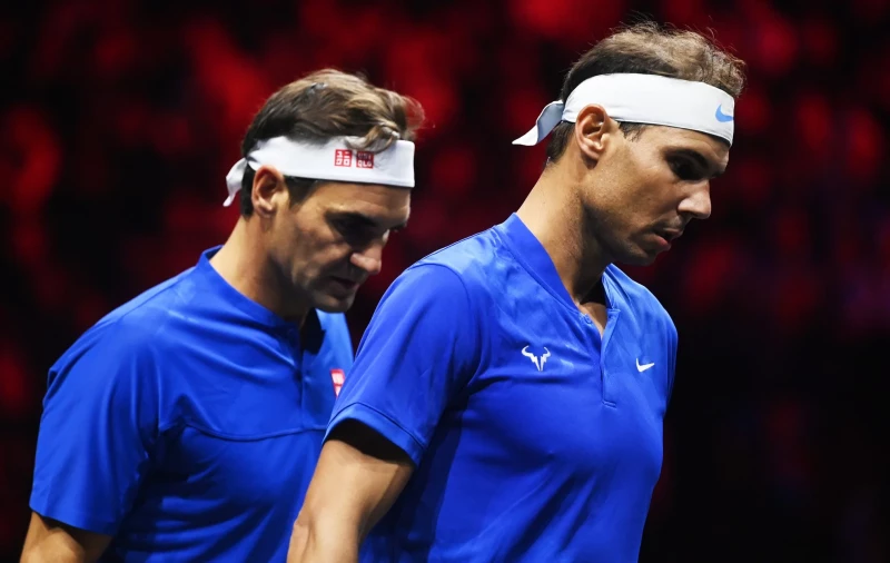 Roger Federer y Rafael Nadal, dos de los mejores tenistas en la historia del deporte.
