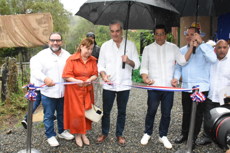 El presidente Luis Abinader inaugurando, bajo una ligera  llovizna, la nueva carretera en Constanza.