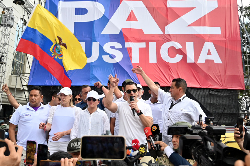 El presidente de Ecuador, Daniel Noboa (centro), habla tras participar en una marcha por la paz y la justicia en Guayaquil, Ecuador, el 11 de septiembre de 2025.