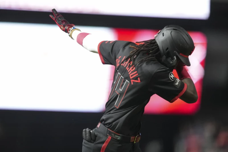 Elly De La Cruz, de los Rojos, reacciona tras pegar jonrón en la sexta entrada contra los Cachorros, el 19 de septiembre de 2025.