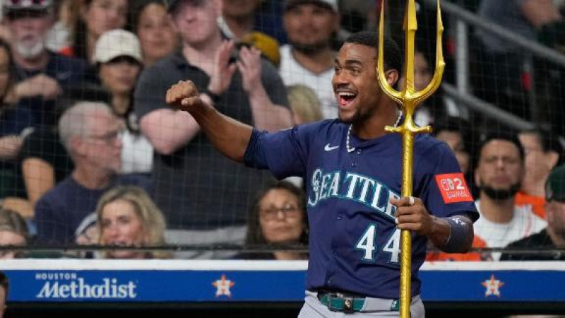 Julio Rodríguez al momento de llegar al dugout tras conectar su vuelacercas 31 de la estación.