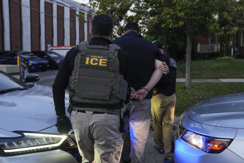 Agentes del Servicio de Inmigración y Control de Aduanas de Estados Unidos (ICE) realizan un arresto durante un operativo matutino en Park Ridge, Illinois, el viernes 19 de septiembre de 2025