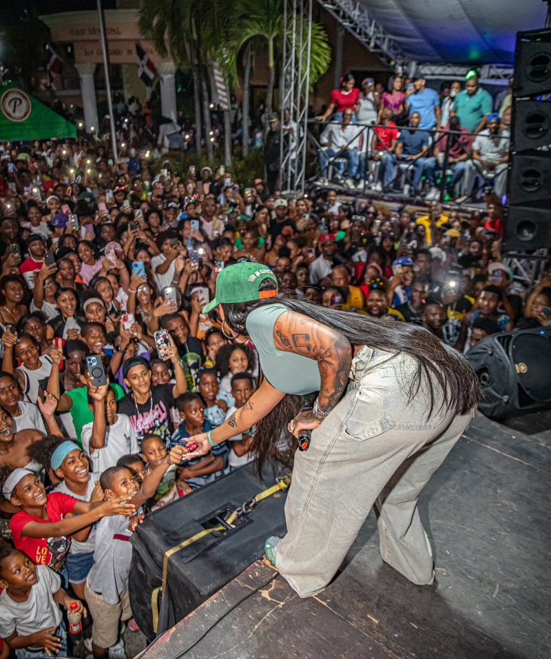 La Perversa durante presentación en Fiestas Patronales de San Gregorio de Nigua.