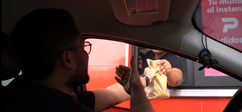 Pablo Taveras agradeciendo el servicio recibido