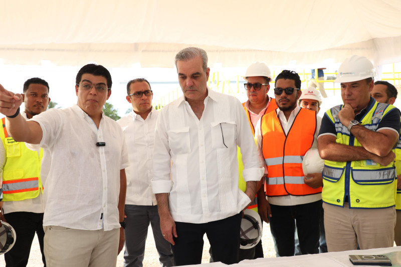 El presidente Luis Abinader junto a Fellito Suberví,  director de la Corporación del Acueducto y Alcantarillado de Santo Domingo (CAASD).