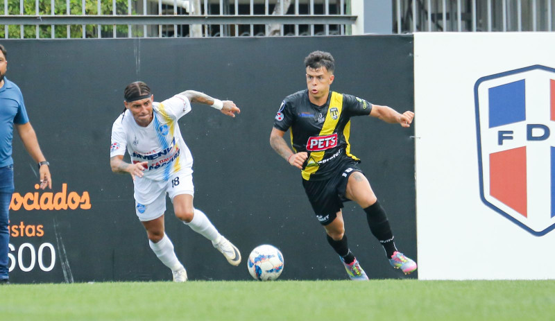 Momento de acción en el partido entre Atlántico FC y Moca FC.