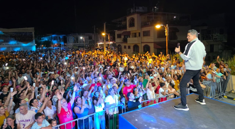 Eddy Herrera cuando cantaba ante la multitud congregada la noche del domingo en el Santo Cerro, La Vega, como parte del Festival Ultramusic 2025.