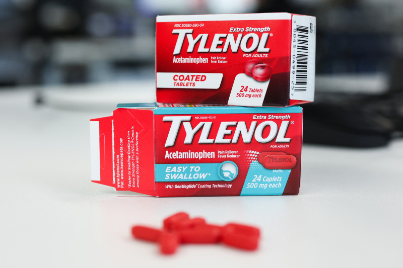 Envases y cápsulas de Tylenol en Los Ángeles, California, el 22 de septiembre de 2025