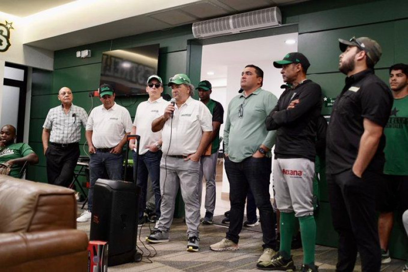 Miguel Feris, presidente de las Estrellas, se dirige a los jugadores en el clubhouse del club. Le acompañan Fernando Tatis, Luis Manuel Aguiló y Ángel Ovalles.