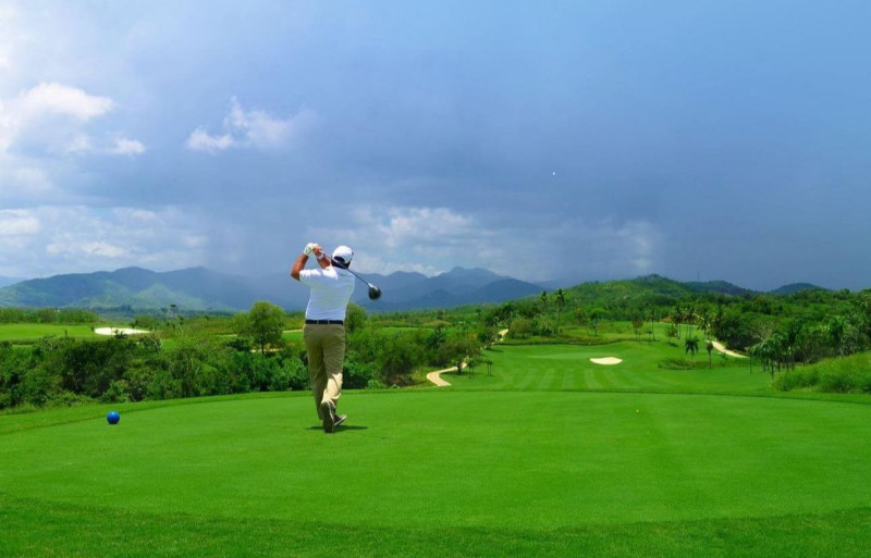 Acción en uno de los 18 hoyos del campo Vistas Golf Country Club, ubicado en la Circunvalación Norte de Santo Domingo.