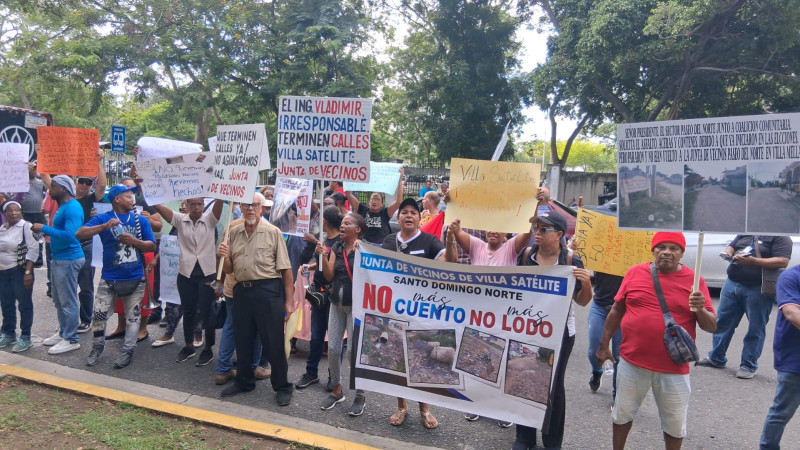 Comunitario de Villa Mella protestando frente a Obras Públicas para que se asfalten las calles de su zona