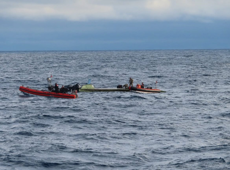 Equipos de la Guardia Costera durante una incautación de drogas
