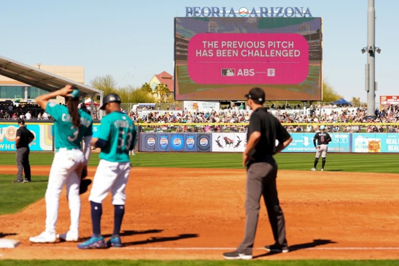 La pantalla del estadio muestra que Julio Rodríguez de los Marineros de Seattle ha pedido una revisión de un lanzamiento durante el juego de pretemporada contra los Diamondbacks de Arizona, el domingo 23 de febrero de 2025, en Peoria, Arizona. (AP Foto/Lindsey Wasson)