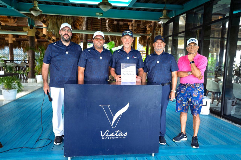 Desde la izquierda, Víctor Gómez Casanova, Enrique Valverde, Miguel Ángel Jiménez, Marcos Malespín y José Ovalles, tras en el encuentro de El Mecánico con miembros de Vistas Golf and Country Club.