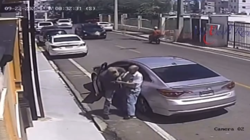 Cámara de seguridad capta momento en que señor mayor es asaltado por dos maleantes.