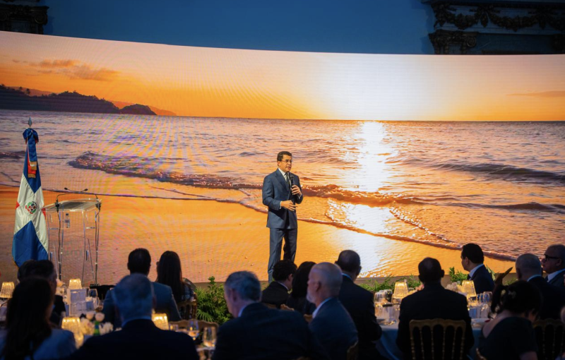 El ministro de Turismo, David Collado, expone a inversionistas en la Feria Turística Top Resa que se celebra en París, Francia.
