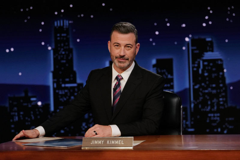 En esta imagen, distribuida por Disney, Jimmy Kimmel conduce su programa nocturno, "Jimmy Kimmel Live!", en Los Ángeles, el 23 de septiembre de 2025.