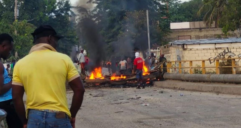 Bloquean la entrada a Juana Méndez después de asesinato de abogado.