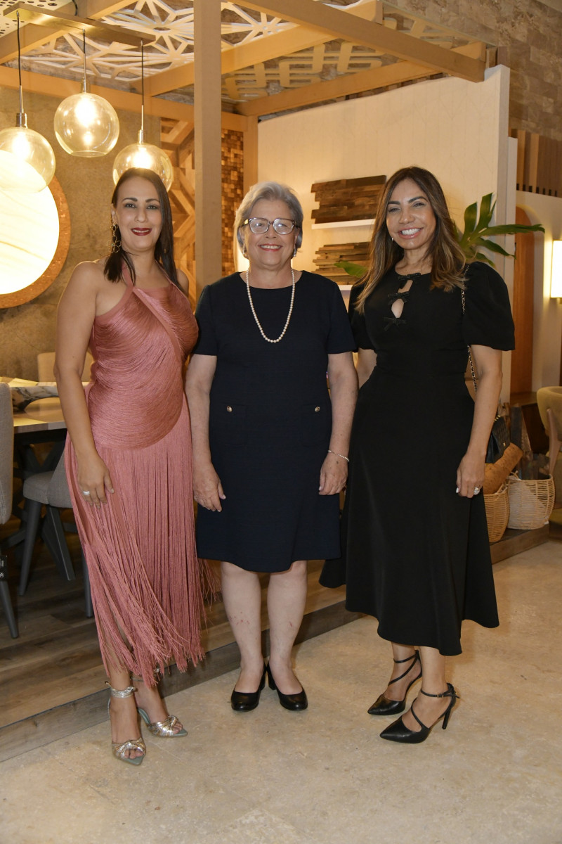 Michelle Nín, Cándida Mejía y Ana Luz Beato.