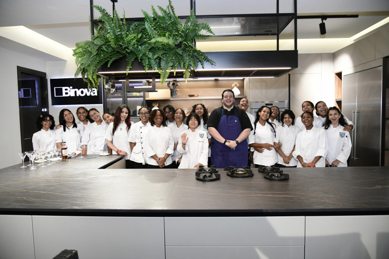 El chef Alberto Jiménez junto a varios estudiantes de gastronomía