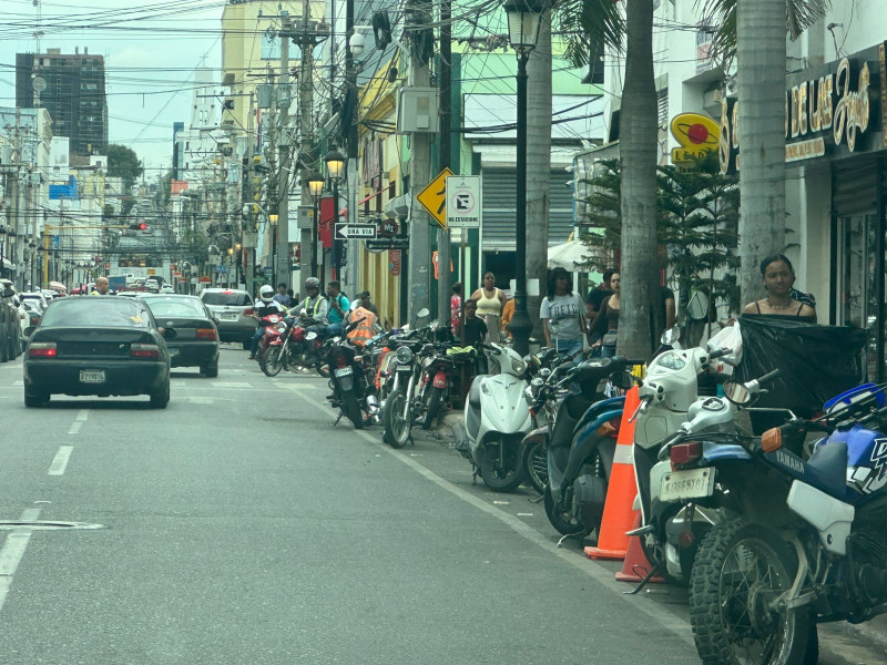 Motocicletas ocupan aceras en Santiago.