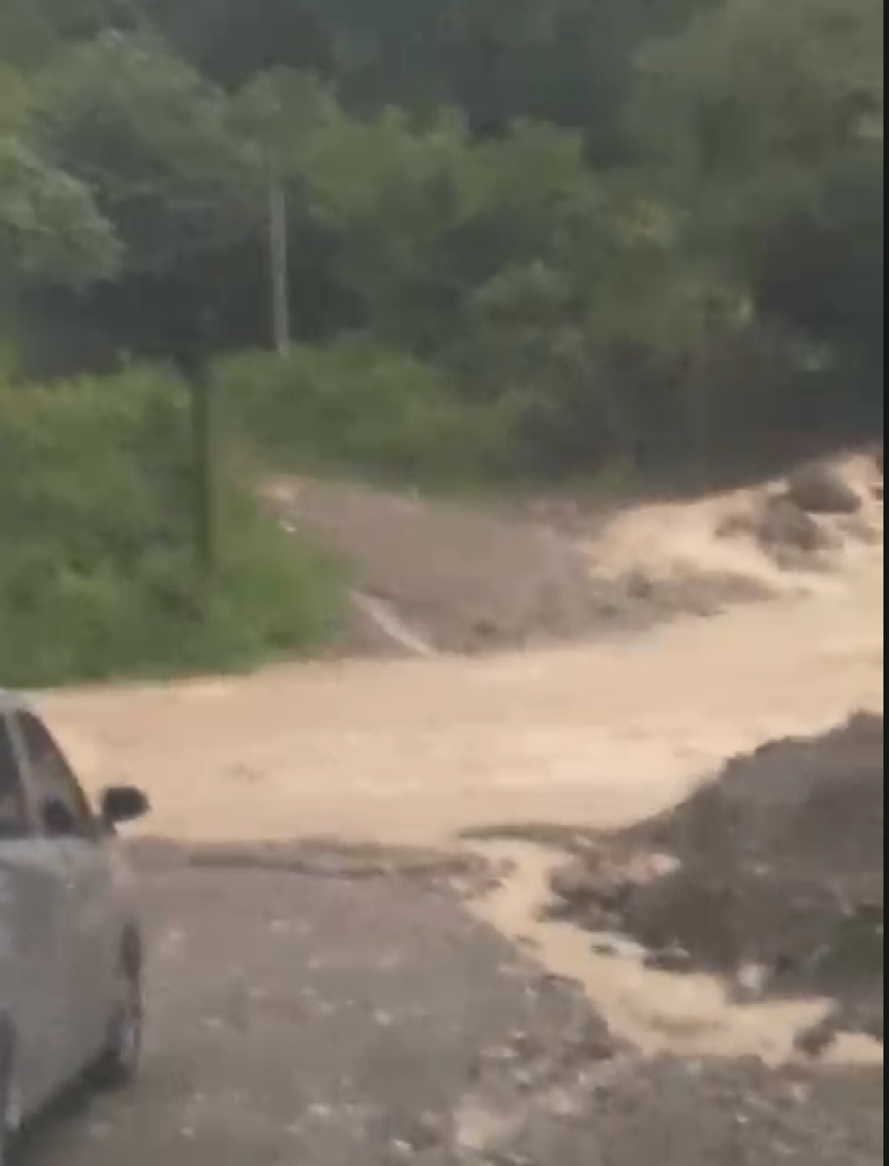 Las intensas lluvias provocaron inundaciones en la carretera