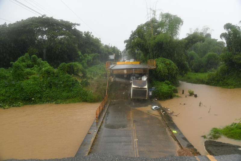 Estado en el que quedó el puente Don Juan, en Monte Plata, que colapsó el jueves debido a las fuertas lluvias en la zona
