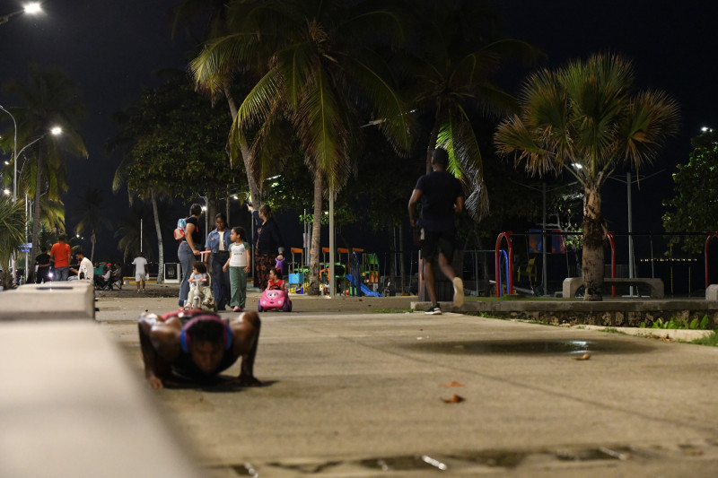 Varias personas han acudido la noche de este viernes al Malecón de Santo Domingo luego de las lluvias registradas hasta pasado el mediodía.