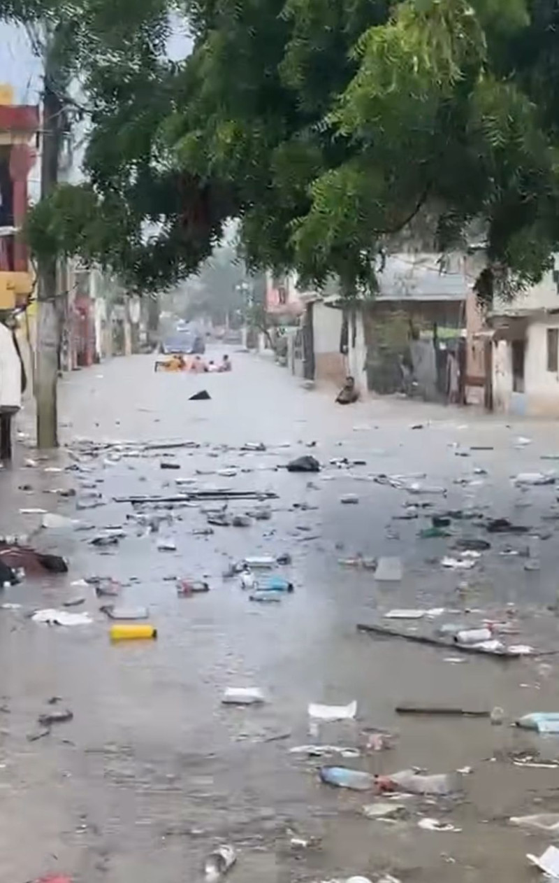 Los organismos de protección civil realizaron evacuaciones preventivas para salvaguardar vidas en las zonas más vulnerables.