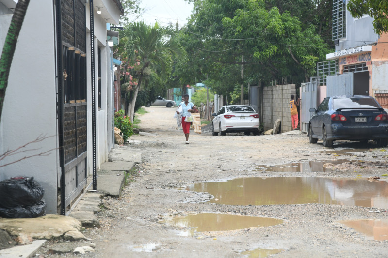 Residentes en la calle Ricardo Carty en La Ciénega reclaman por su arreglo.