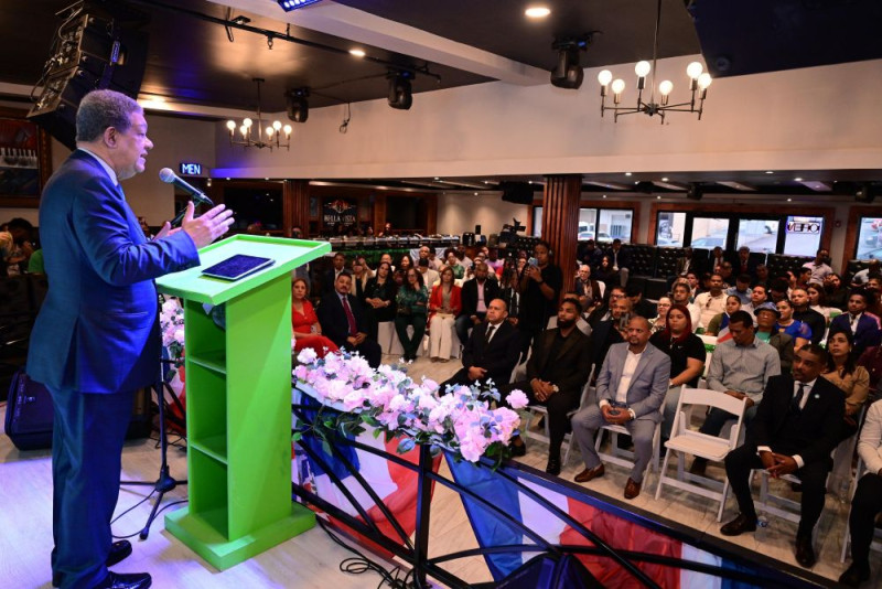 Fernández sostuvo que la diáspora jugará un papel esencial en este objetivo, al resaltar la fuerza económica de los dominicanos en el exterior