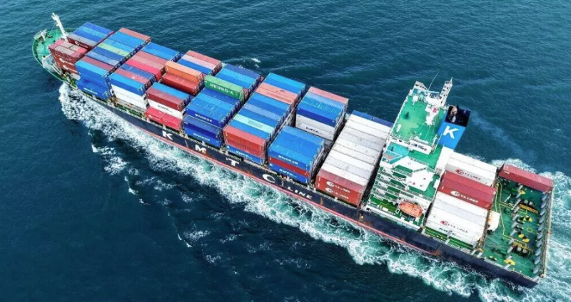 Un buque de carga con contenedores zarpa del puerto de Qingdao, en la provincia de Shandong, al este de China, el 8 de julio de 2025.