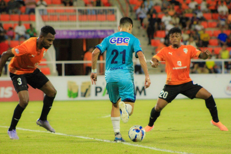 Un momento de acción del disputado encuentro entre los oncenos Cibao y Salcedo.