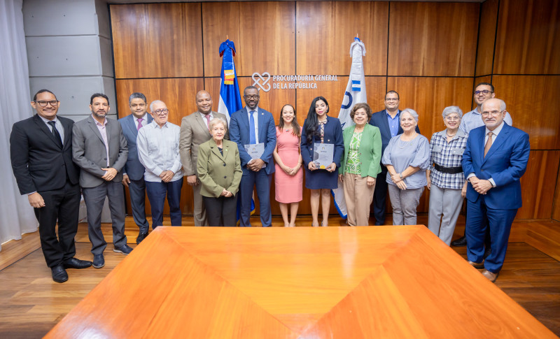 La comisión de Participacion Ciudadana en la reunión con la procuradora Yeni Berenice Reynoso y WIlson Camacho, director de Persecución
