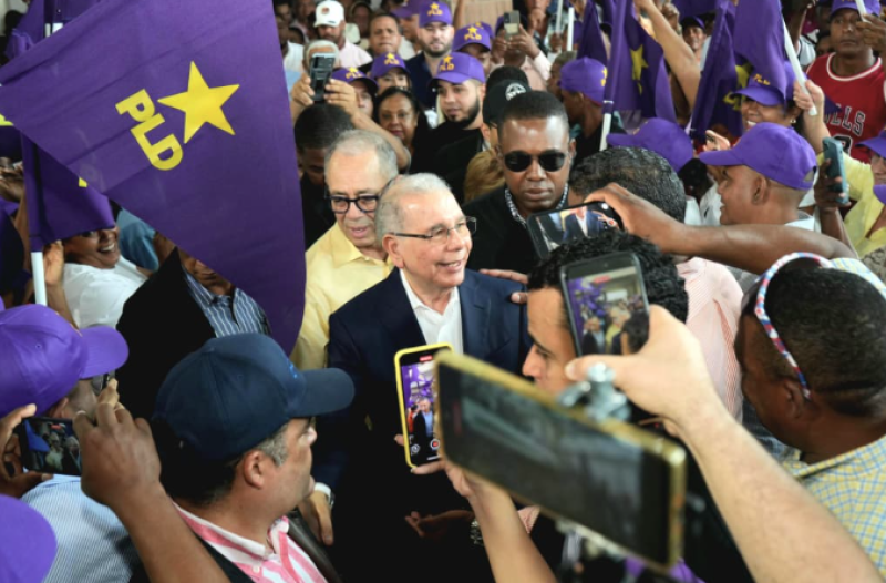 El expresidente Danilo Medina encabezando una asamblea política del Partido de la Liberación Dominicana (PLD) en Hato Mayor.