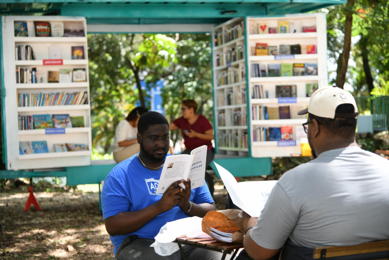 Una gran cantidad de personas acudieron este domingo a la Feria del Libro.