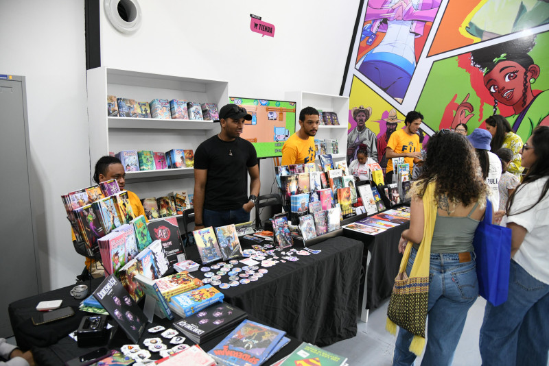 Una gran cantidad de personas acudieron este domingo a la Feria del Libro.