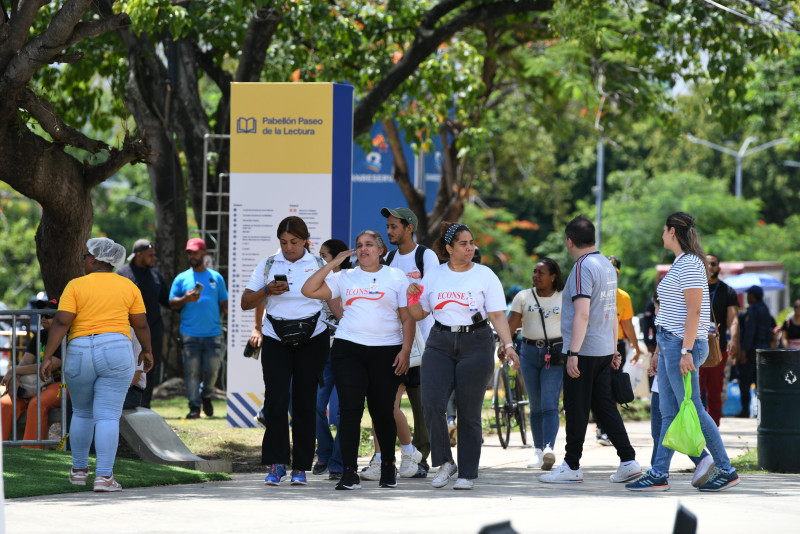 Los visitantes no solo pueden observar libros de diferentes géneros literarios, sino que también una exposición de artesanía.