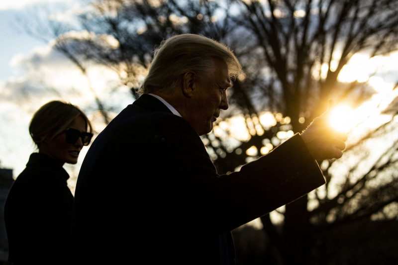 El Presidente de los Estados Unidos, Donald Trump, abandona la Casa Blanca acompañado de la primera dama, Melania Trump, antes de subirse en el Marine One en el Jardín Sur de la Casa Blanca, en Washington D.C., Estados Unidos, a 20 de enero de 2021.