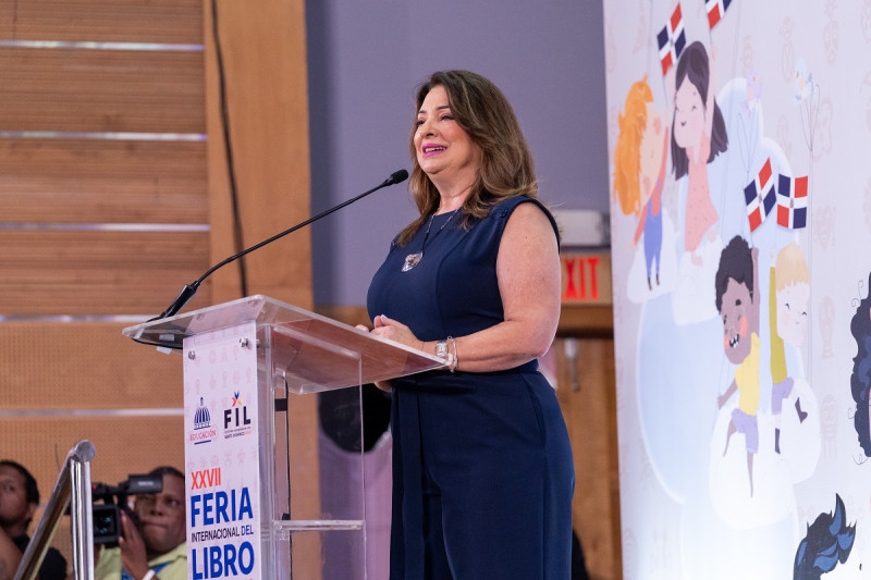 Lissette Selman fue la conducta del evento de estreno de la serie "Trinitarios", de RTVD.