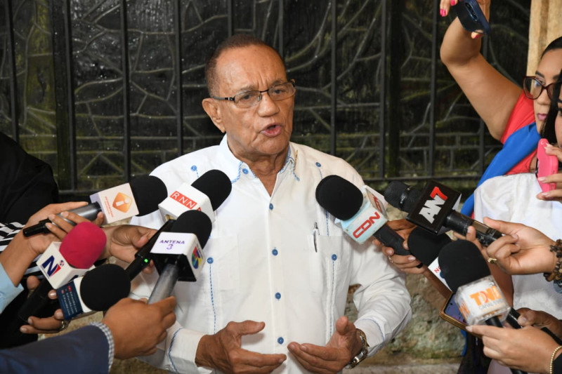 Gabriel del Río Doñe, habla a la prensa sobre la propuesta de empresarios de reducir costos laborales para evitar la eliminación de la cesantía.