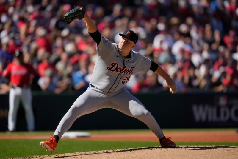 El abridor de los Tigres de Detroit Tarik Skubal lanza en la segunda entrada del primer duelo de la serie de comodín ante los Guardianes de Cleveland el martes 30 de septiembre del 2025. (AP Foto/Sue Ogrocki)